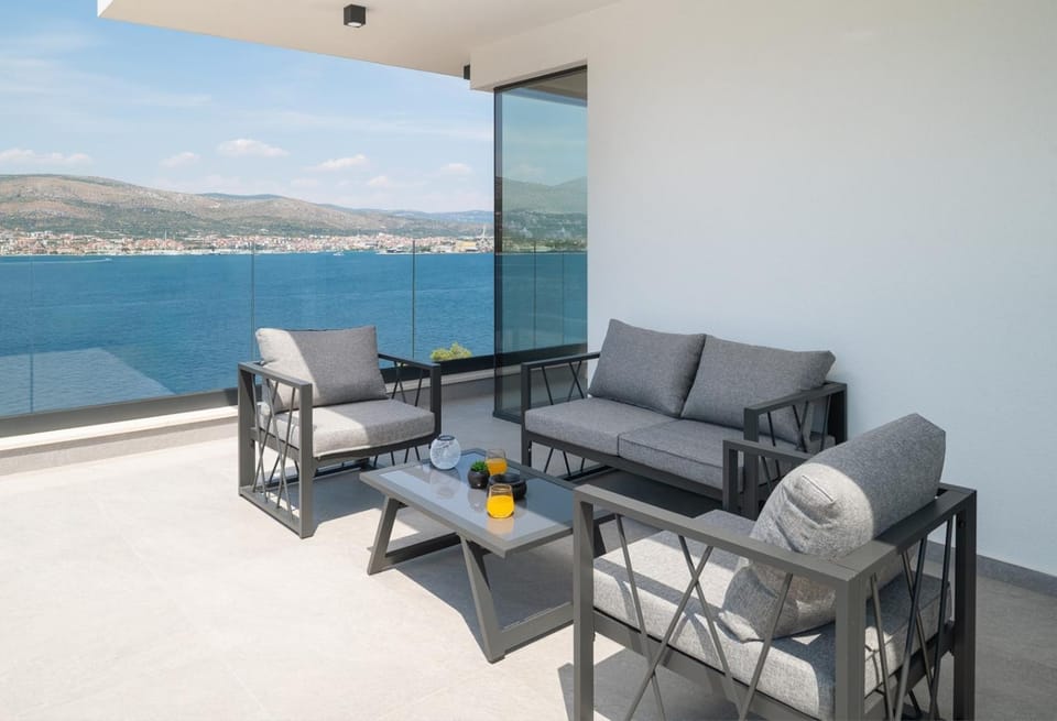 Villa Moderno seaview heated pool Villa in Okrug Gornji