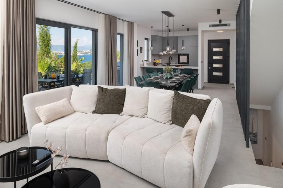 Villa Moderno seaview heated pool Villa in Okrug Gornji