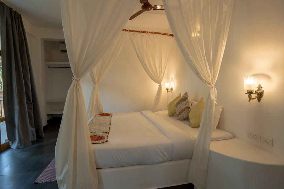 Bed, Photo of the whole room, towels