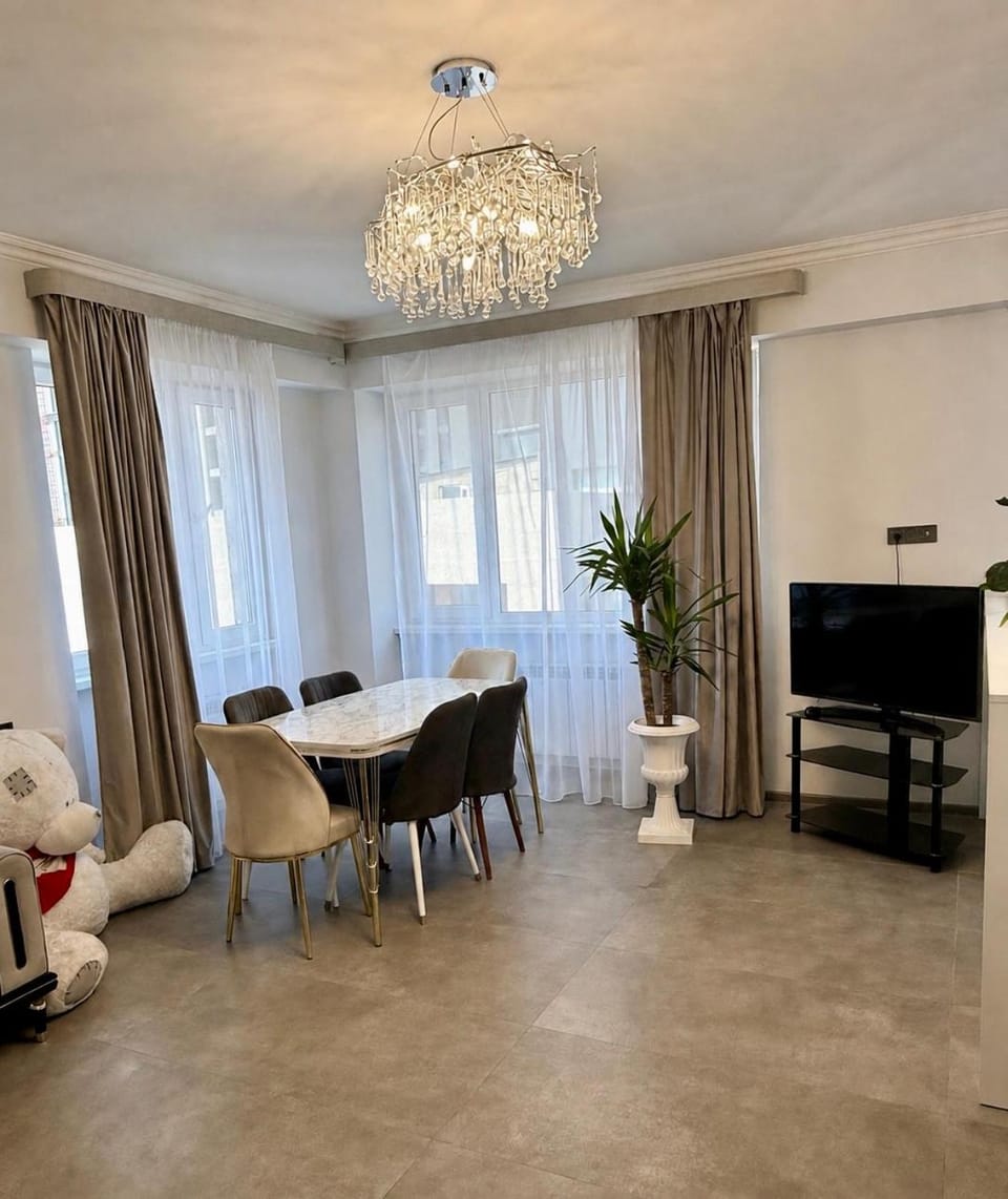TV and multimedia, Living room, Seating area, Dining area