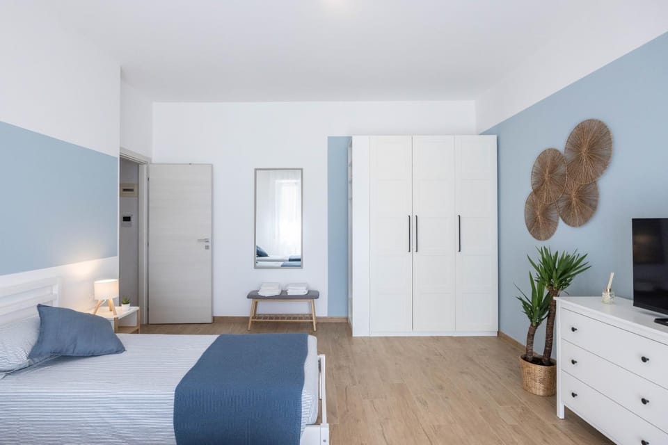 Bedroom, wardrobe