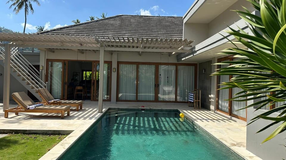 Property building, Balcony/Terrace, Pool view, sunbed
