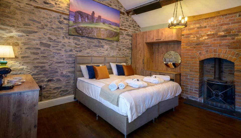 Three Eagles Hotel&Restaurant and Garden Bar Hotel in Llangollen