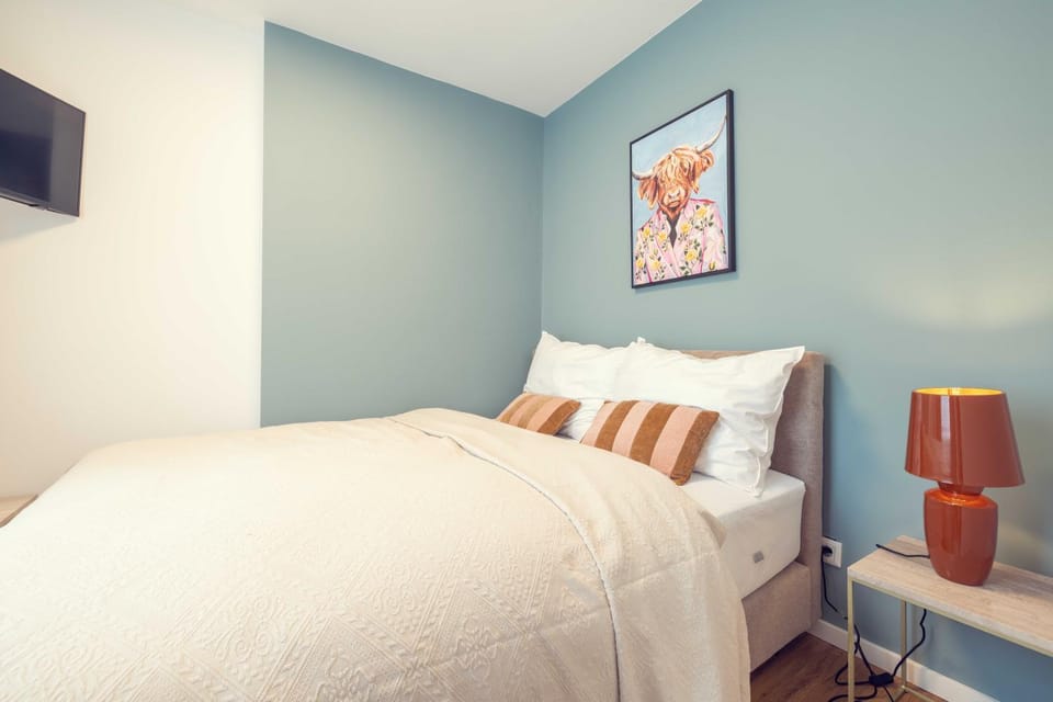 Bed, TV and multimedia, Bedroom