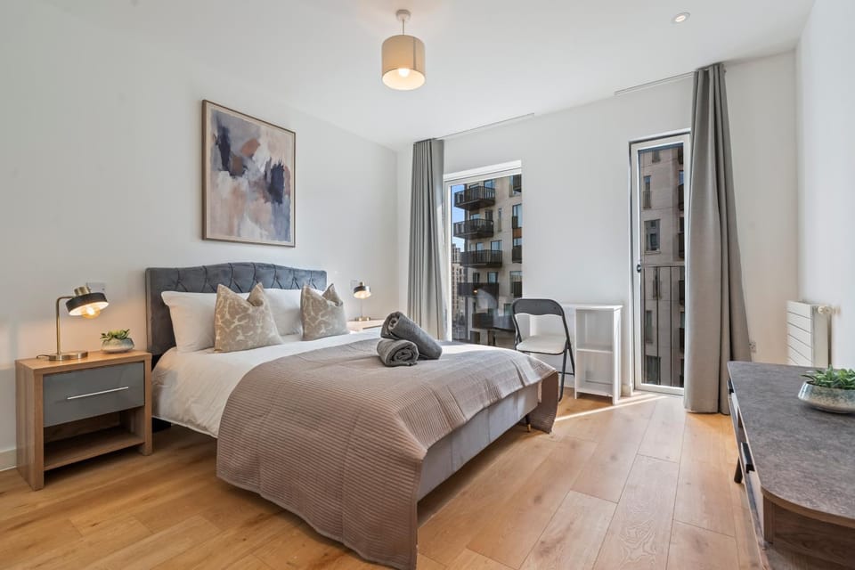 Luxury Stay Near O2 - Sleeps 6 - Balcony Apartment in London
