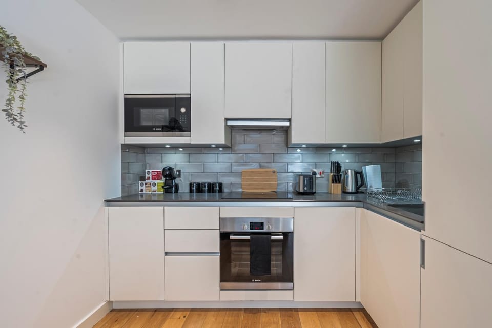 Coffee/tea facilities, Kitchen or kitchenette, dishwasher, oven, stove
