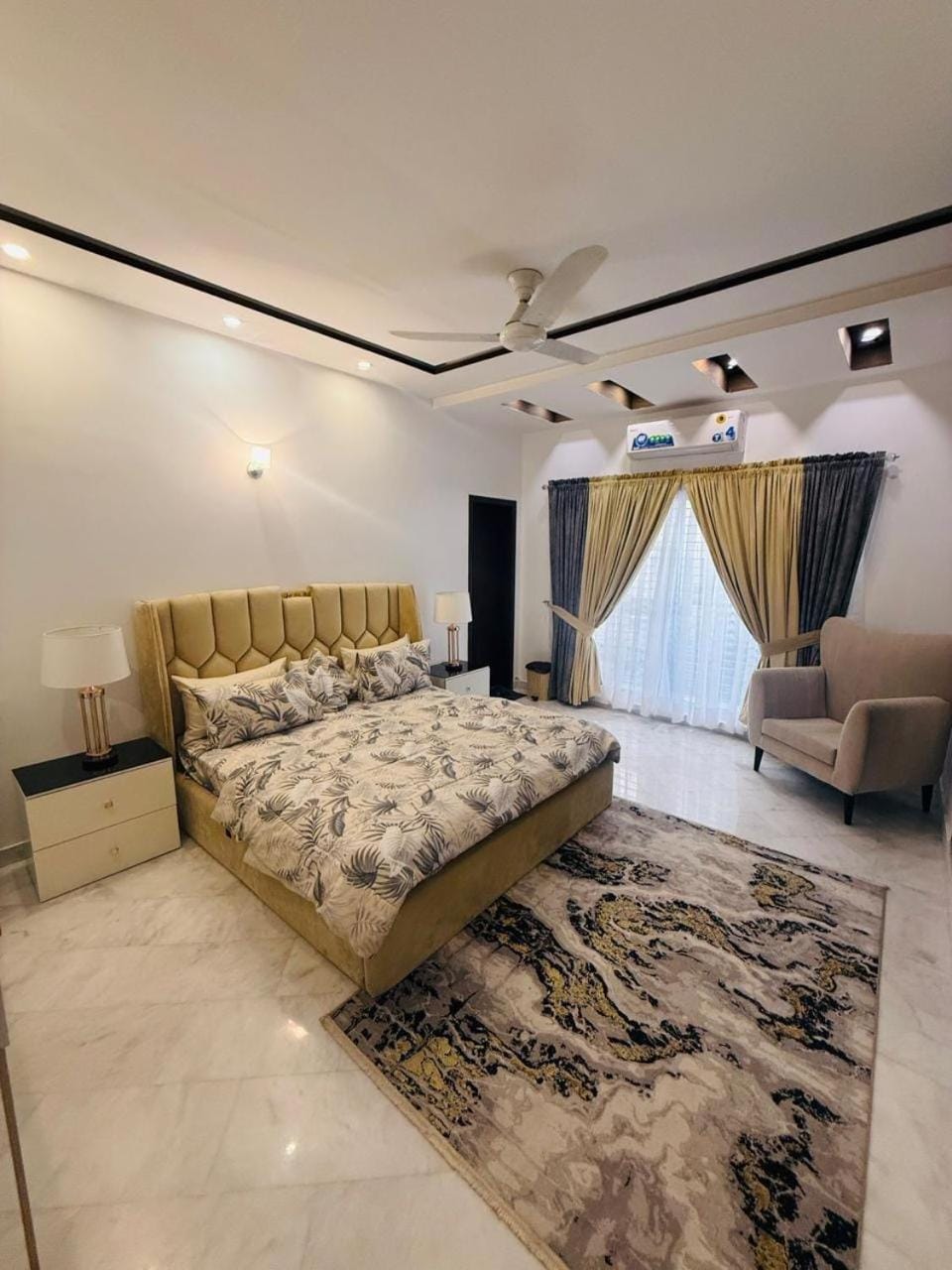 3BHK 1Kanal Luxury Villa, Jaccuzi, Kitchen, Garden in DHA Phase 4 Lahore House in Lahore