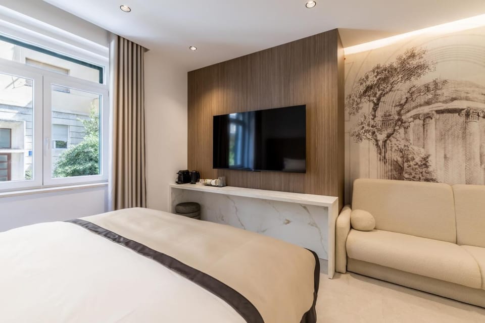 Bed, TV and multimedia, Photo of the whole room, Seating area, Bedroom