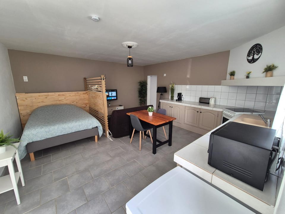 Jacuzzi Privatif Chauffé - Terrasse & Clim Apartment in Nouvelle-Aquitaine