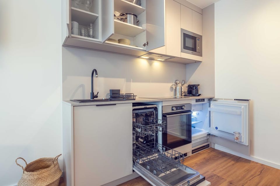 Coffee/tea facilities, dishwasher, microwave, oven, stove, toaster
