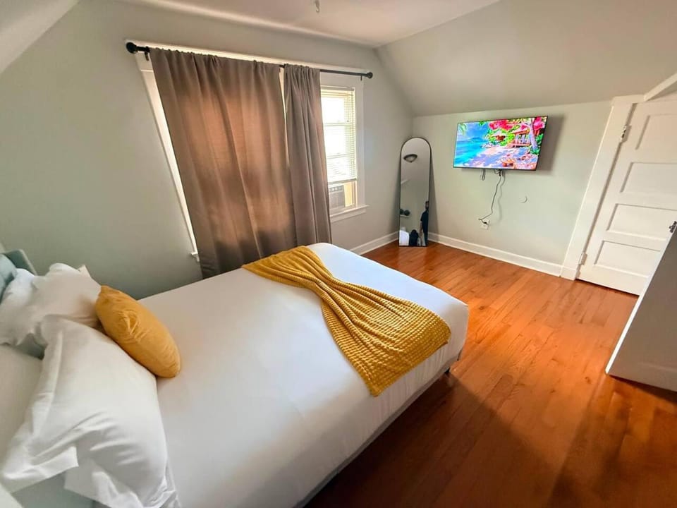 Bed, TV and multimedia, Bedroom