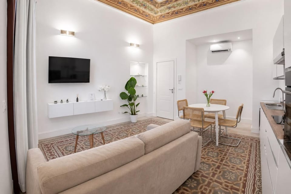 TV and multimedia, Kitchen or kitchenette, Living room, Seating area, Dining area