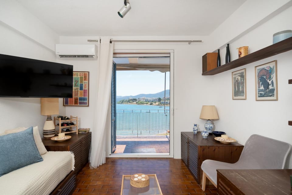 Summer, Living room