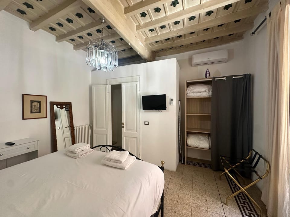 Bed, TV and multimedia, Photo of the whole room, towels, wardrobe, air conditioner
