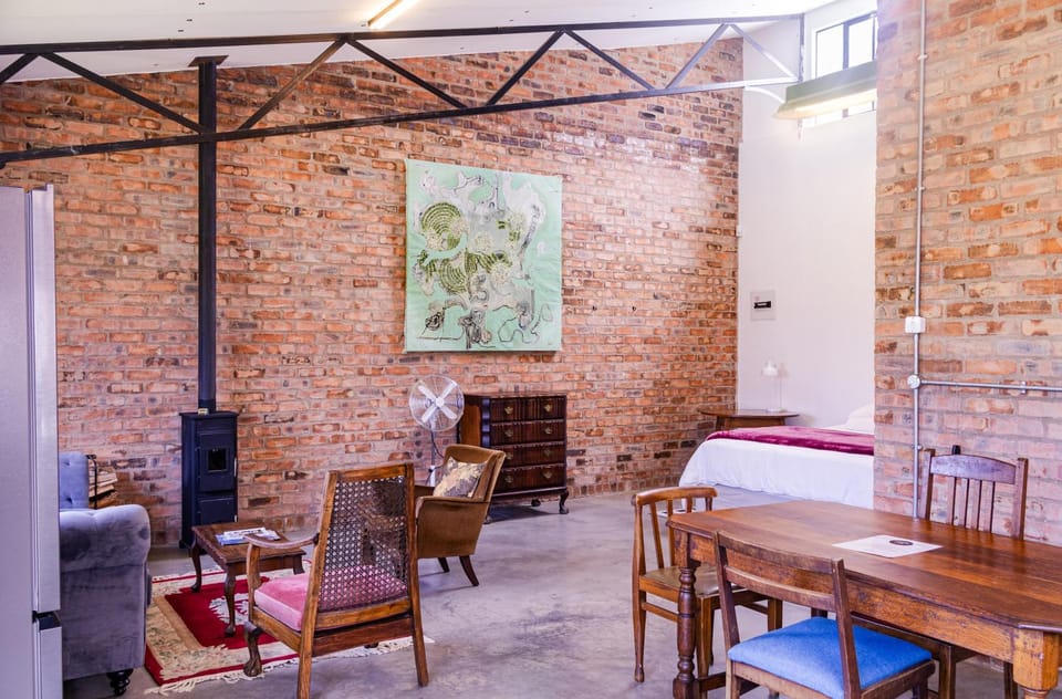 Bed, Seating area, Dining area, fireplace