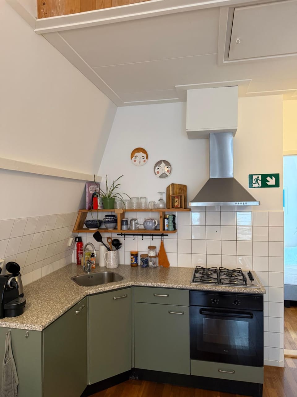 Coffee/tea facilities, Kitchen or kitchenette, stove
