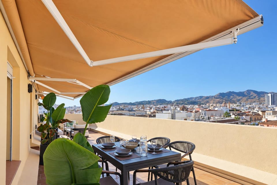 Day, View (from property/room), Balcony/Terrace, Dining area, City view, Mountain view