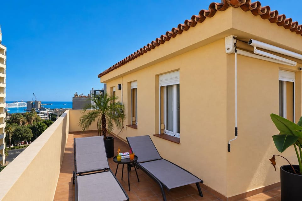 Nearby landmark, Day, View (from property/room), Balcony/Terrace, Seating area, Sea view, sunbed