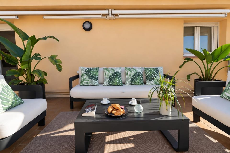 Day, Living room, Seating area
