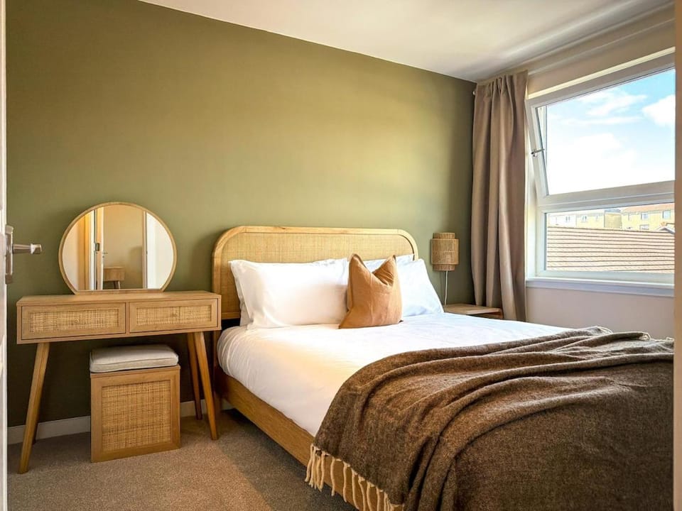 Stunning 2 Bed, 2 Bath flat with Parking, between Glasgow and Loch Lomond Apartment in Scotland