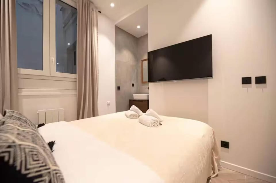Lovely Home Close To Champs Elysées Apartment in Paris