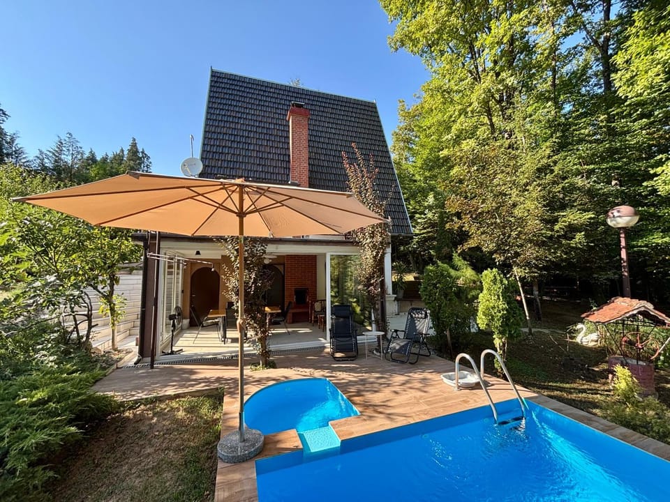 Property building, Patio, Day, Garden, Garden view, Pool view, Swimming pool, sunbed