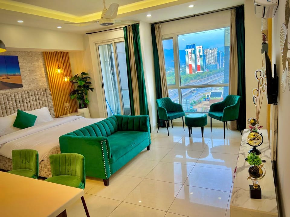 Bed, TV and multimedia, Living room, Photo of the whole room, Seating area, Bedroom