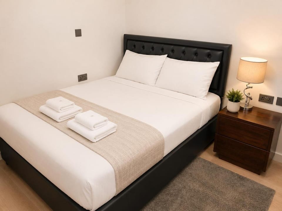 Bed, Photo of the whole room, Bedroom, towels