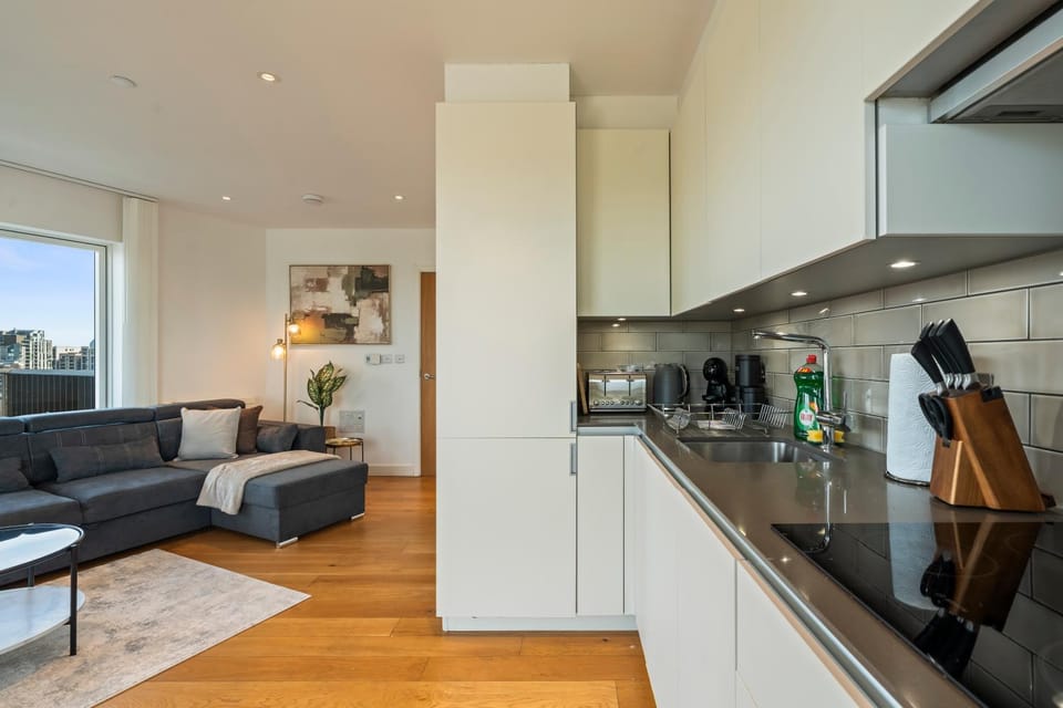 Sunlit 2BR London Flat - Sleeps 8 - Near O2 Apartment in London