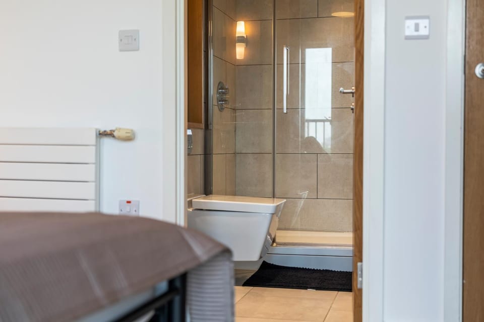 Sunlit 2BR London Flat - Sleeps 8 - Near O2 Apartment in London