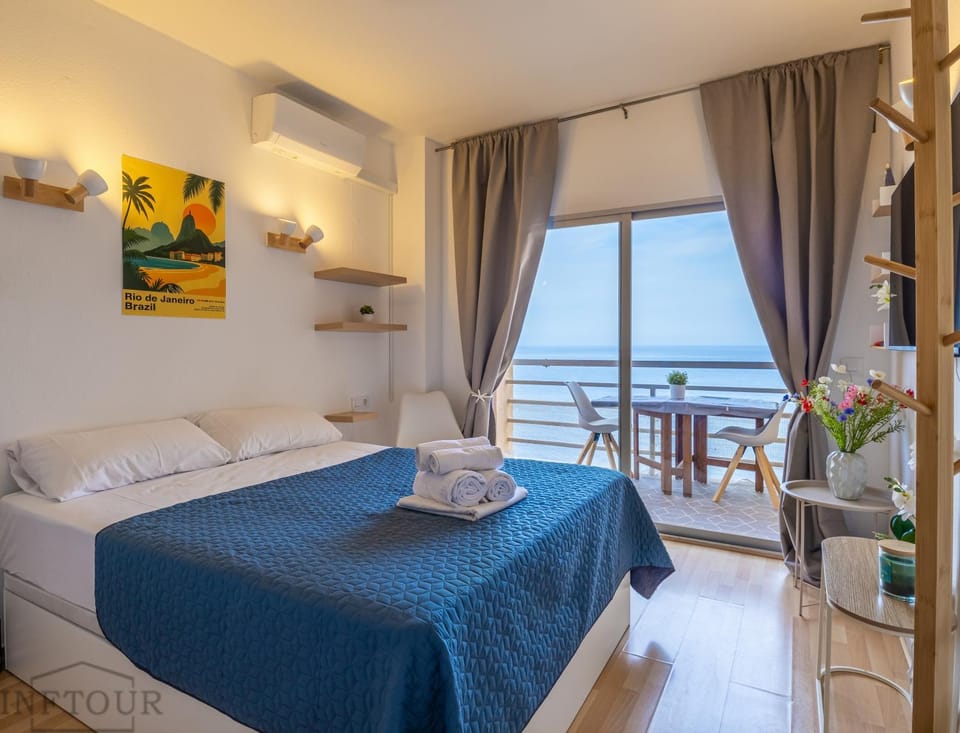 Photo of the whole room, Sea view