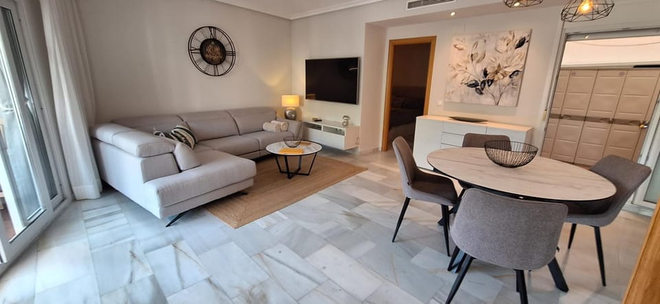 TV and multimedia, Living room, Seating area, Dining area, Evening entertainment