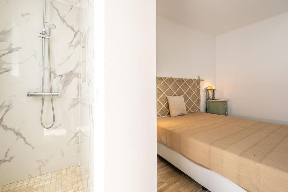Bed, Bathroom, Bedroom, air conditioner