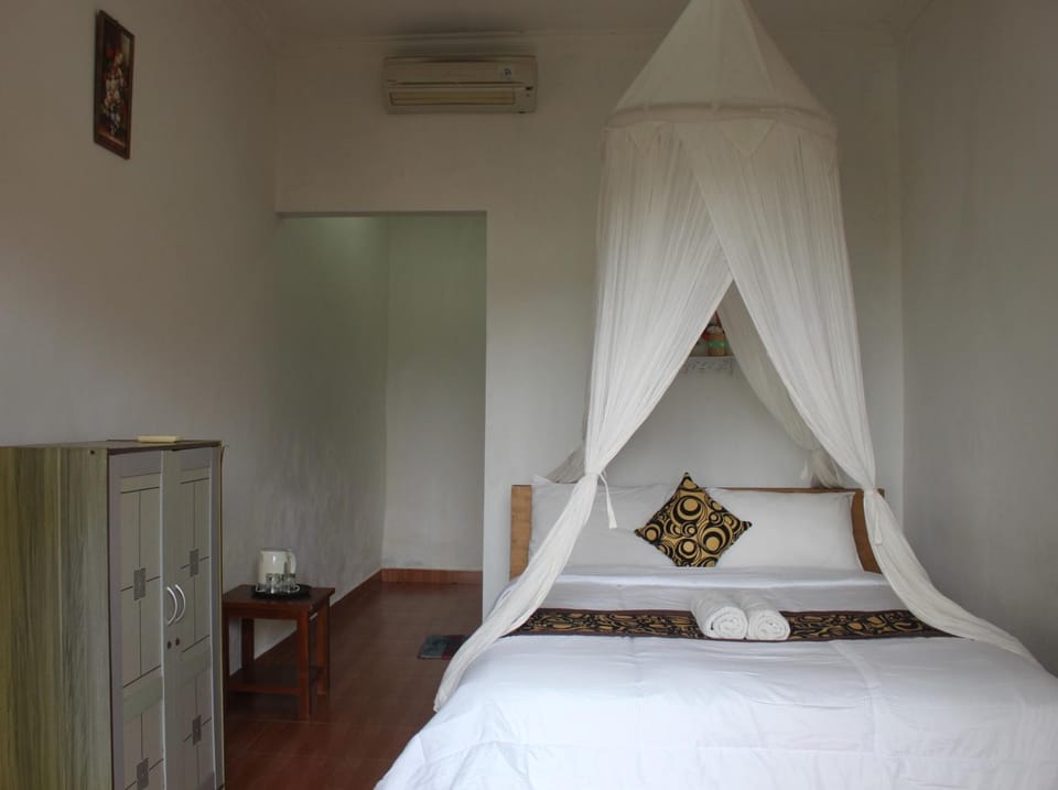 Bed, Photo of the whole room, Bedroom, air conditioner