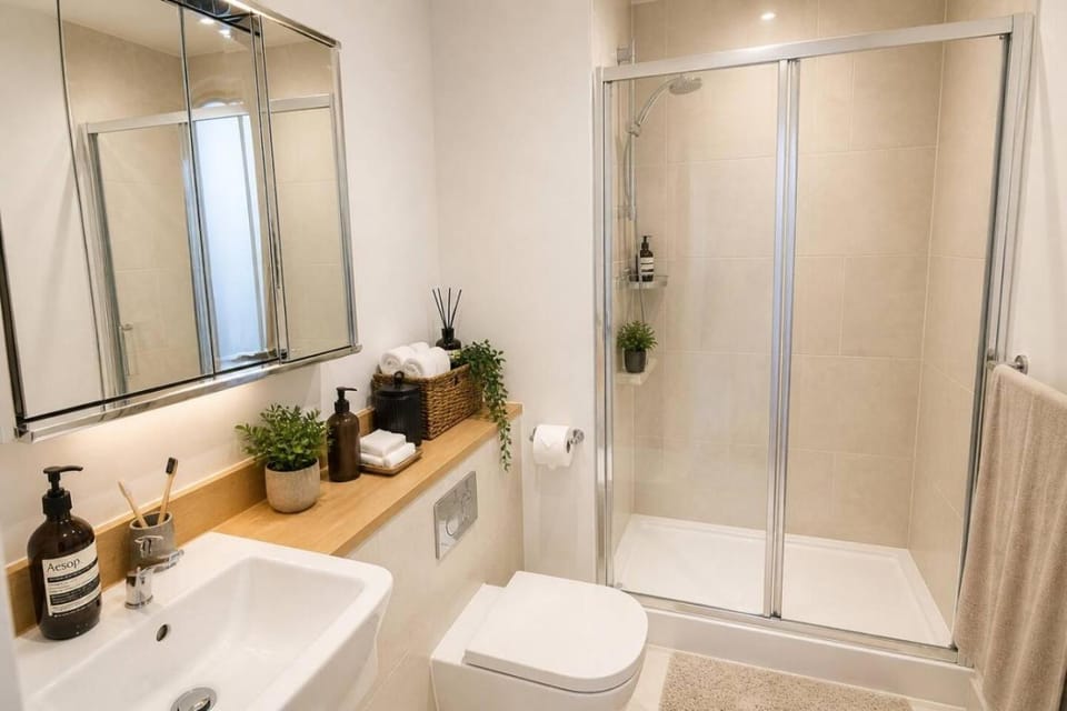 Top Floor Penthouse with Large Terrace 3 Bed 2 Bath Apartment in London