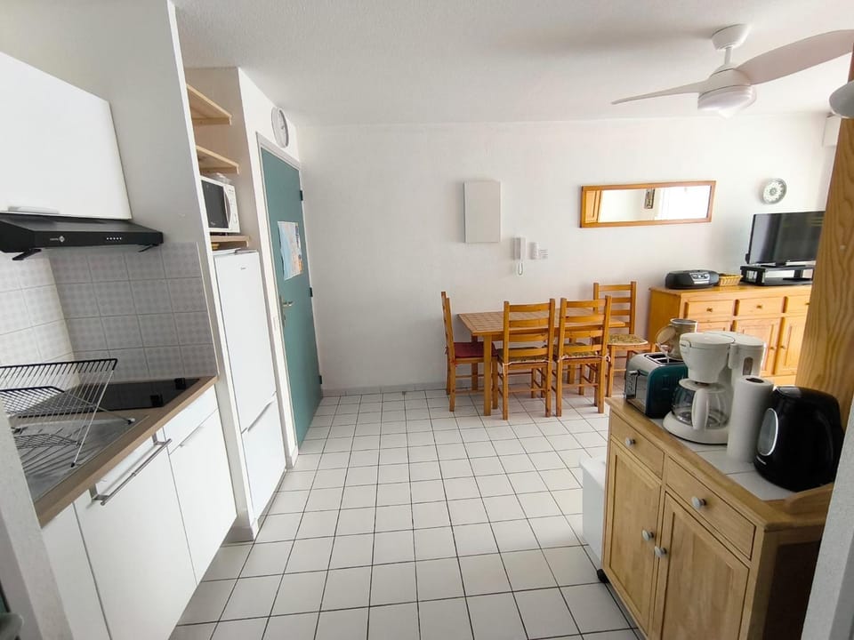 Coffee/tea facilities, Kitchen or kitchenette, microwave, stove, toaster