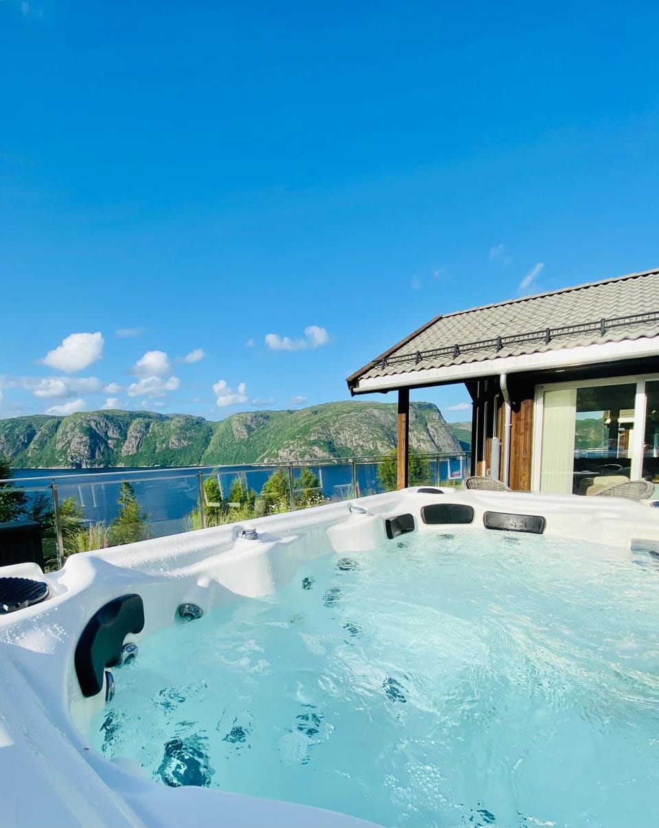 Hytte med basseng og jacuzzi med nydelig utsikt House in Rogaland