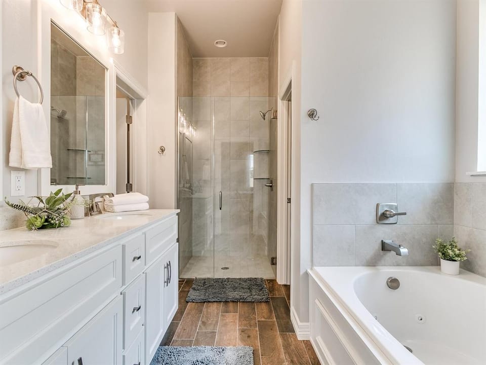 Your Perfect Temporary Home in Central Edmond! House in Edmond