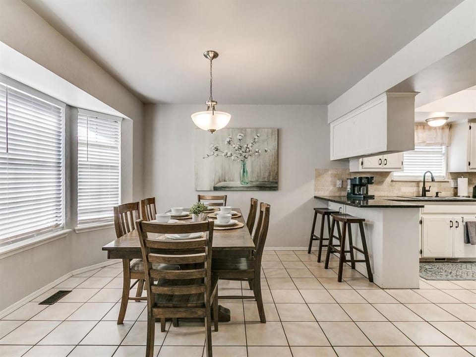 Refreshed Edmond Farmhouse King Suite and Fence House in Edmond