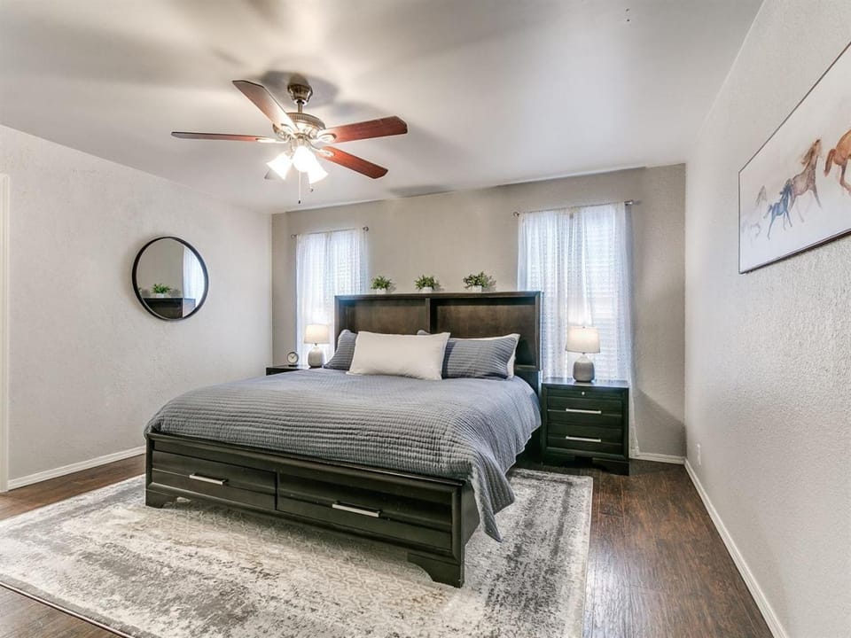 Refreshed Edmond Farmhouse King Suite and Fence House in Edmond