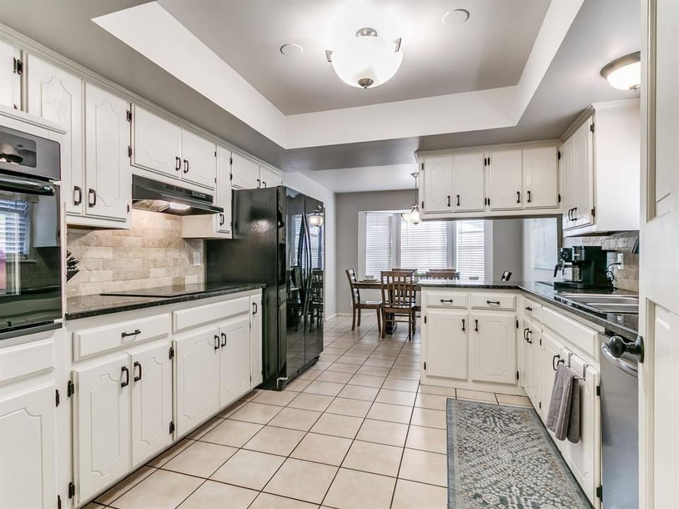Refreshed Edmond Farmhouse King Suite and Fence House in Edmond