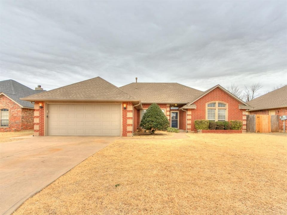 Zinc Charm - Spacious 3 bedroom home and Office House in Edmond