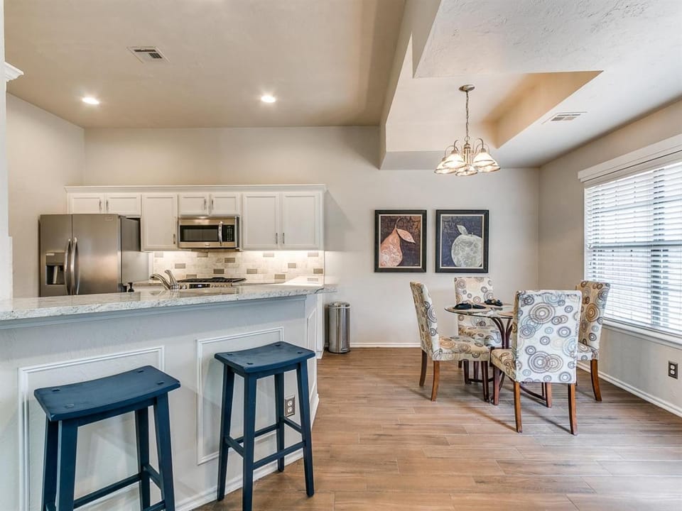 Zinc Charm - Spacious 3 bedroom home and Office House in Edmond