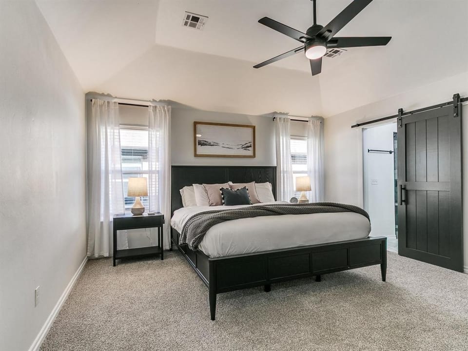 Spacious 3BR OKC Home Private Yard, Fireplace & Pet-Friendly Country House in Oklahoma City