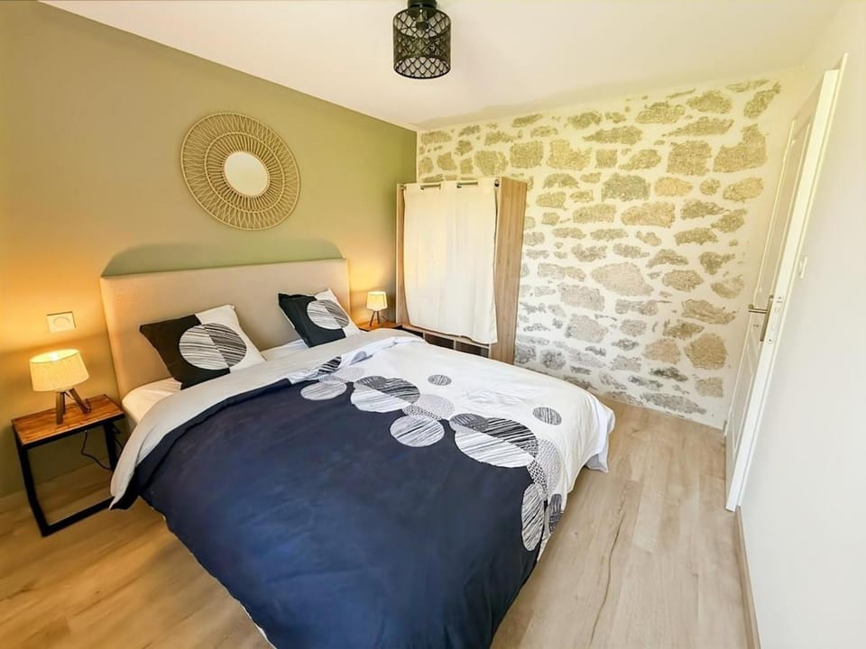 Gîte rénové, piscine et grand air - Ladinhac House in Auvergne-Rhône-Alpes