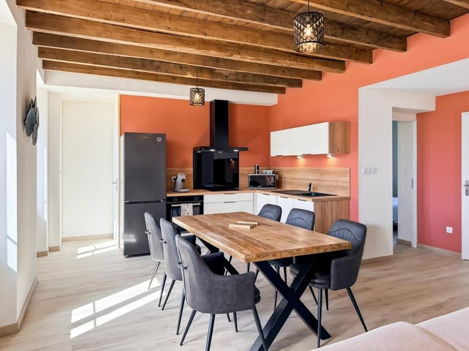 Gîte rénové, piscine et grand air - Ladinhac House in Auvergne-Rhône-Alpes