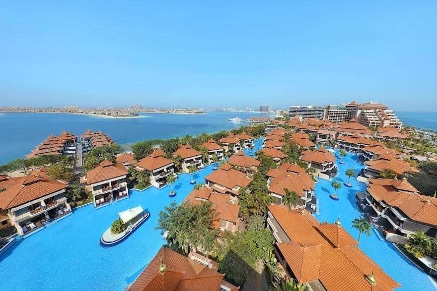 Luxury 2BR at Anantara Palm l Beach & Pool Access Apartment in Dubai