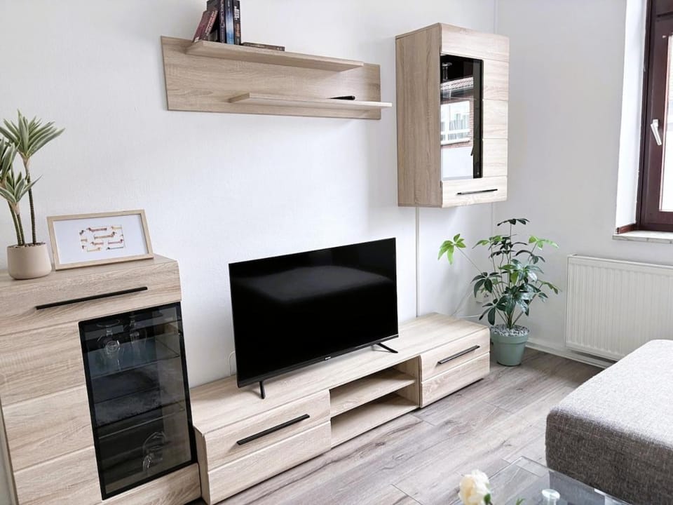 Communal lounge/ TV room, TV and multimedia, Living room, Seating area, Evening entertainment, internet