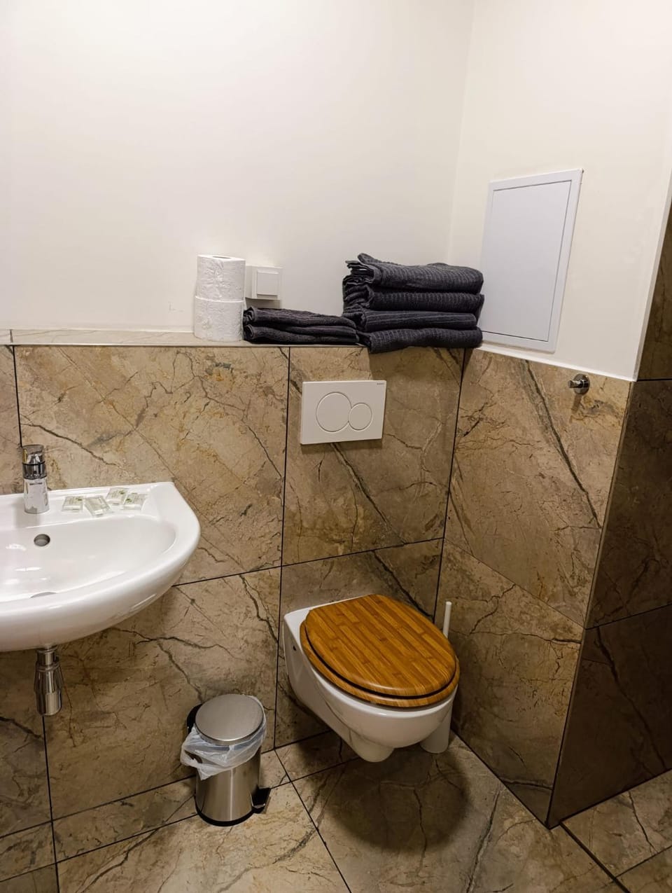 Brand New studio apartment #20 near center with FREE street parking Apartment in Prague