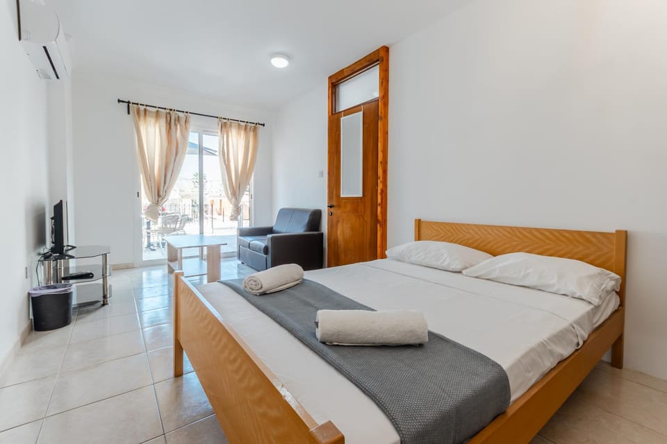 Bed, TV and multimedia, Seating area, Bedroom